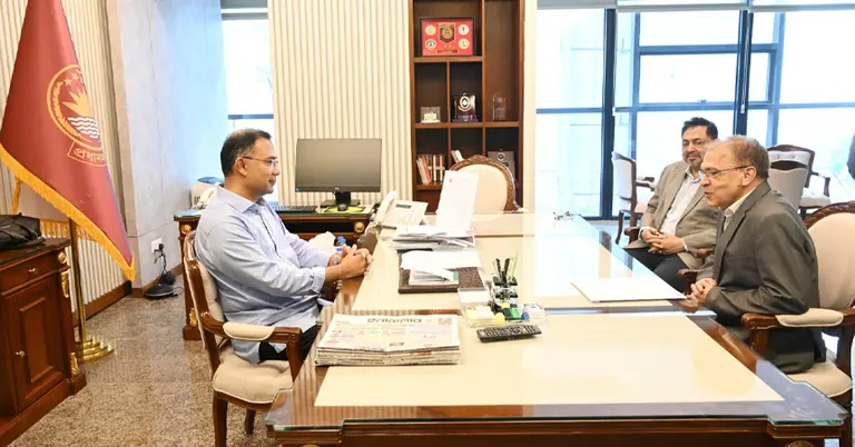 প্রধানমন্ত্রীর সঙ্গে টিআইবির নির্বাহী পরিচালকের সাক্ষাৎ